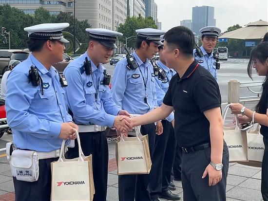 优科豪马夏日送清凉同心守望城市交通安全 图1