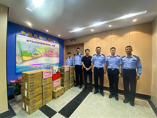 优科豪马夏日送清凉同心守望城市交通安全 图2