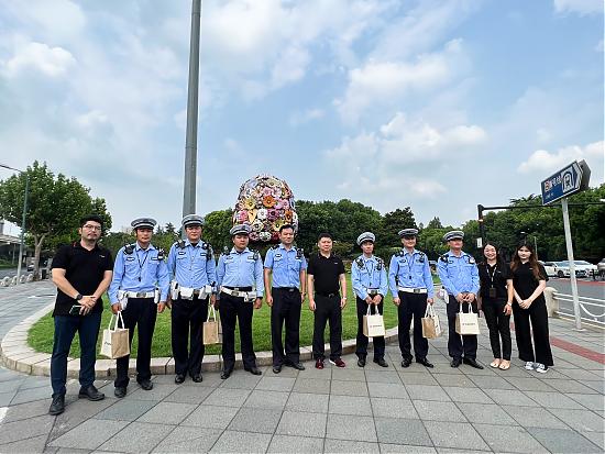 优科豪马夏日送清凉同心守望城市交通安全 图3