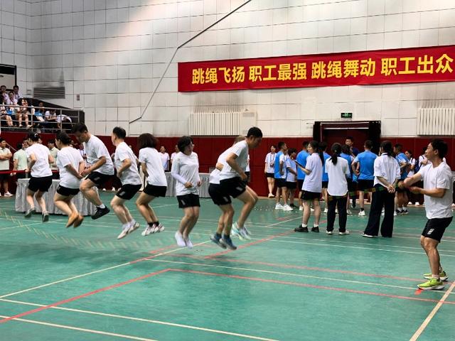 “中国梦_劳动美_新征程_建新功”陕西省职工跳绳比赛举行 图2