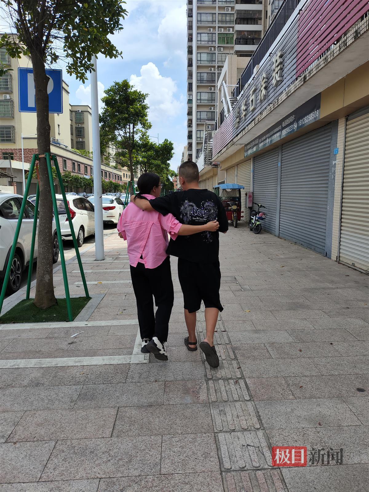 广东江门35岁母亲带14岁孤独症儿子跑货车 图4