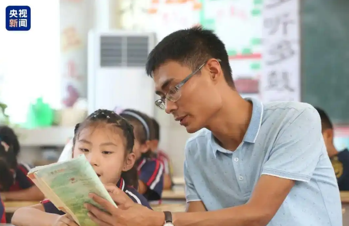 2025最美教师任明杰来自河南省新乡市封丘县潘店镇大辛庄小学教师 图1