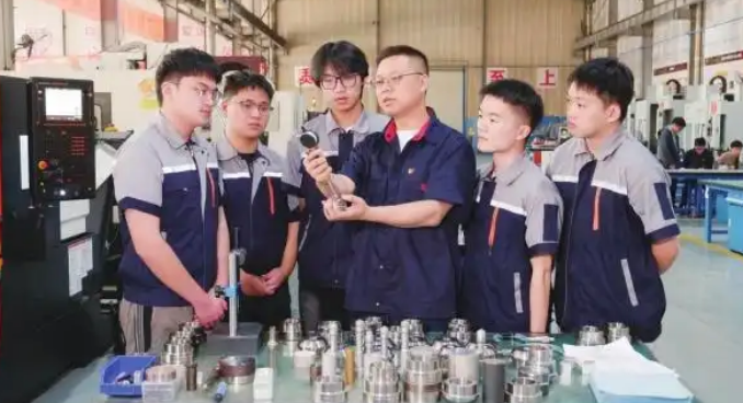 2025最美教师欧阳陵江-湖南工业职业技术学院教师 图1