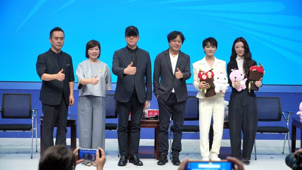 周深和单依纯第十五届全国运动会开幕式主题歌《天海一心》 图1