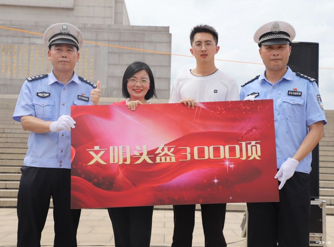 南昌市民安全出行第一只头盔，也许就是季季红火锅公益捐赠 图2