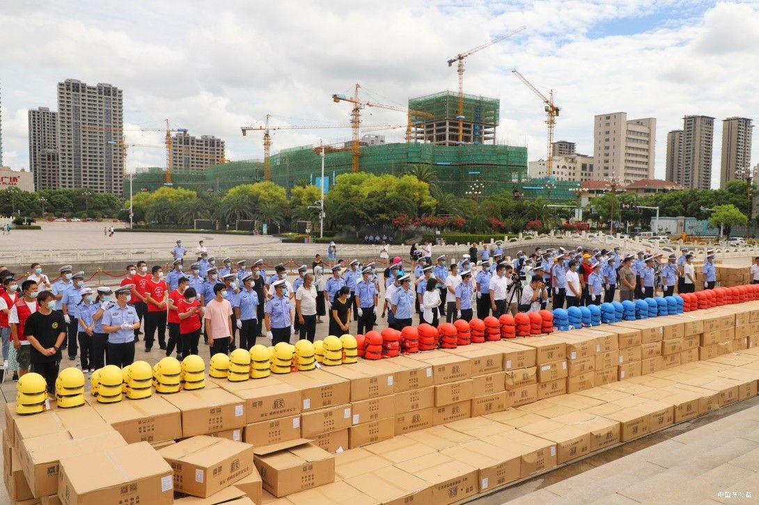 南昌市民安全出行第一只头盔，也许就是季季红火锅公益捐赠 图3