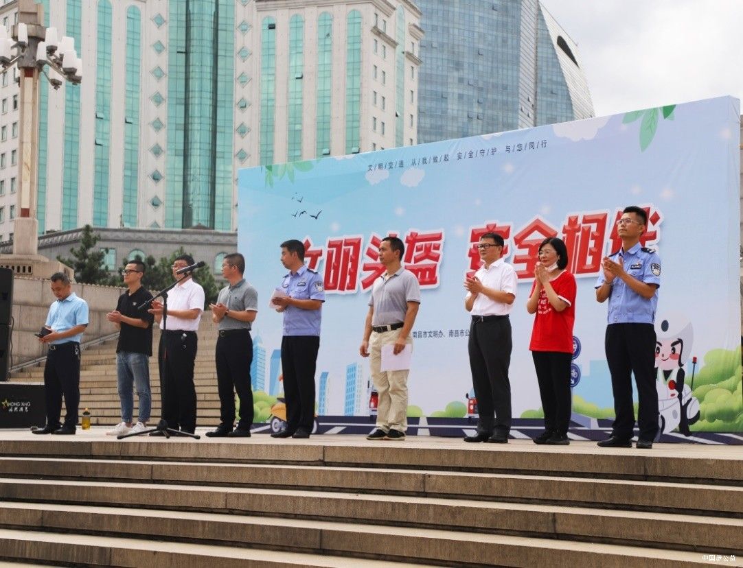 南昌市民安全出行第一只头盔，也许就是季季红火锅公益捐赠 图1